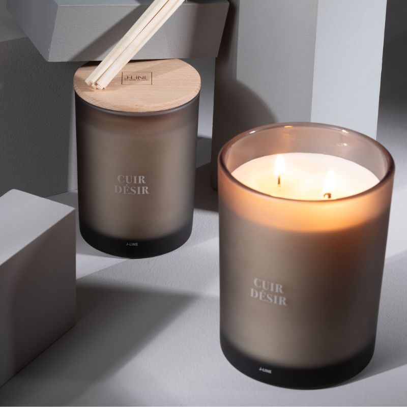 LIA • Bougie parfumée - Cuir Désir (38h) – Image 3